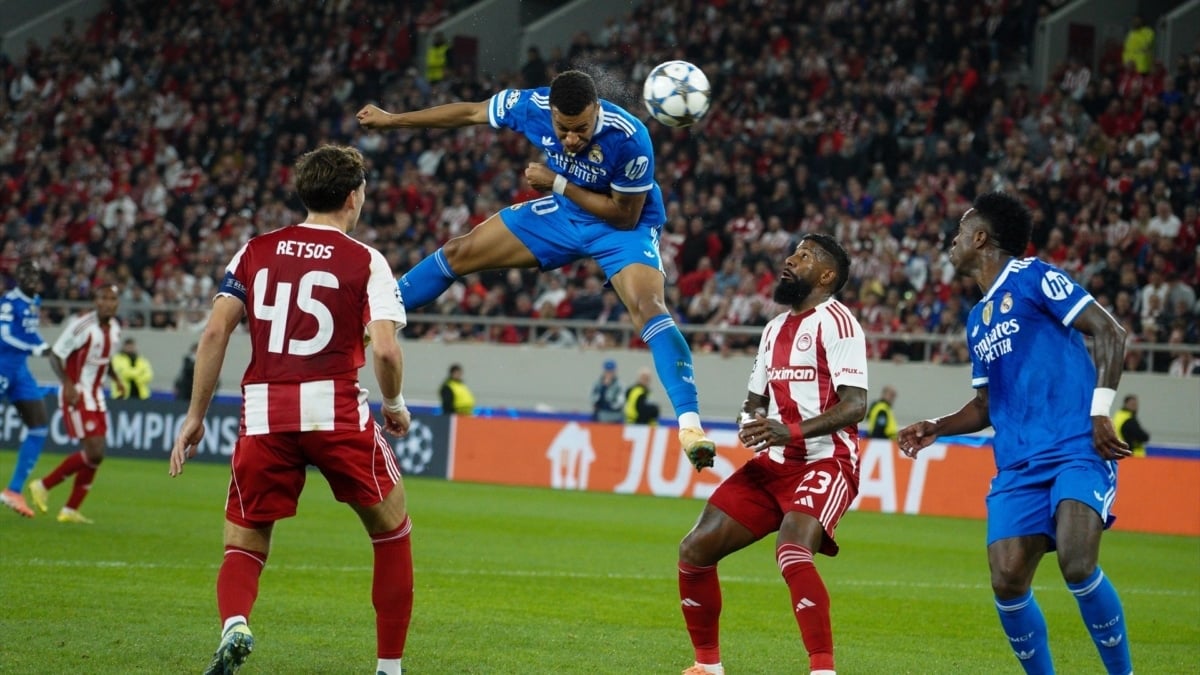 Kylian Mbappé rematando de cabeza ayer frente al Olympiacos