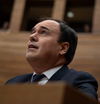 Pérez Llorca cumple con los guiños a Vox y espera su apoyo [...]