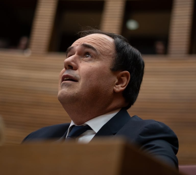 Pérez Llorca cumple con los guiños a Vox para su investidura y espera un apoyo que Abascal aproxima