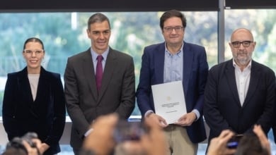 Sánchez celebra el acuerdo con los sindicatos que eleva un 11% el salario de los funcionarios