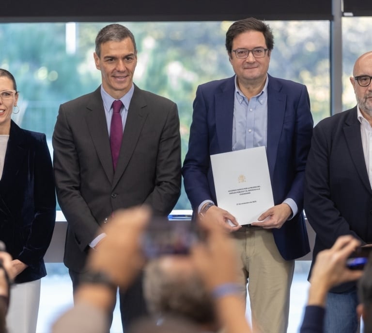 Sánchez celebra el acuerdo con los sindicatos que eleva un 11% el salario de los funcionarios