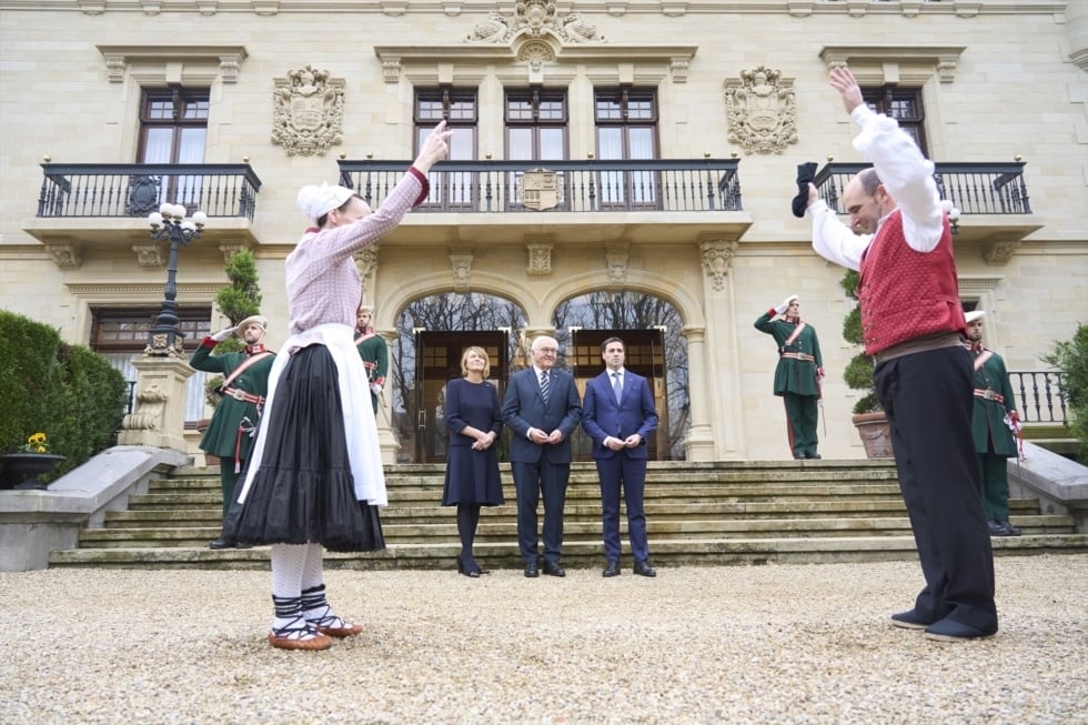 El lehendakari, Imanol Pradales (d), recibe al presidente de la República Federal de Alemania, Frank-Walter Steinmeier (c), y a la primera dama de Alemania, Elke Büdenbender (i), en el palacio de Ajuria Enea, a 28 de noviembre de 2025, en Vitoria, País Vasco (España). Durante su estancia en el País Vasco, Steinmeier visitará Gernika donde oficializará la petición de perdón de Alemania 88 años después del bombardeo nazi. Carlos González / Europa Press 28/11/2025