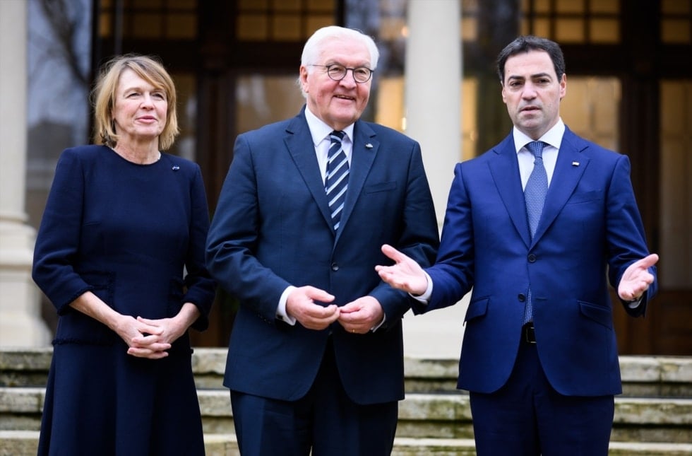 28 November 2025, Spain, Vitoria-Gasteiz: German President Frank-Walter Steinmeier and his wife Elke Buedenbender are welcomed by Imanol Pradales Gil (r), Prime Minister of the Autonomous Community of the Basque Country, in front of the Prime Minister's official residence, the Ajuria Enea Palace. Photo: Bernd von Jutrczenka/dpa 28/11/2025 ONLY FOR USE IN SPAIN