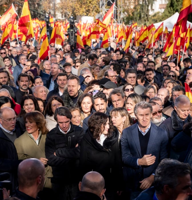 Feijóo le pide a Vox "que no se equivoque de enemigo"