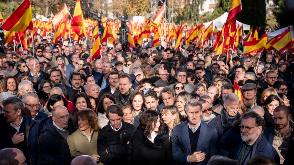 Feijóo le pide a Vox "que no se equivoque de enemigo"