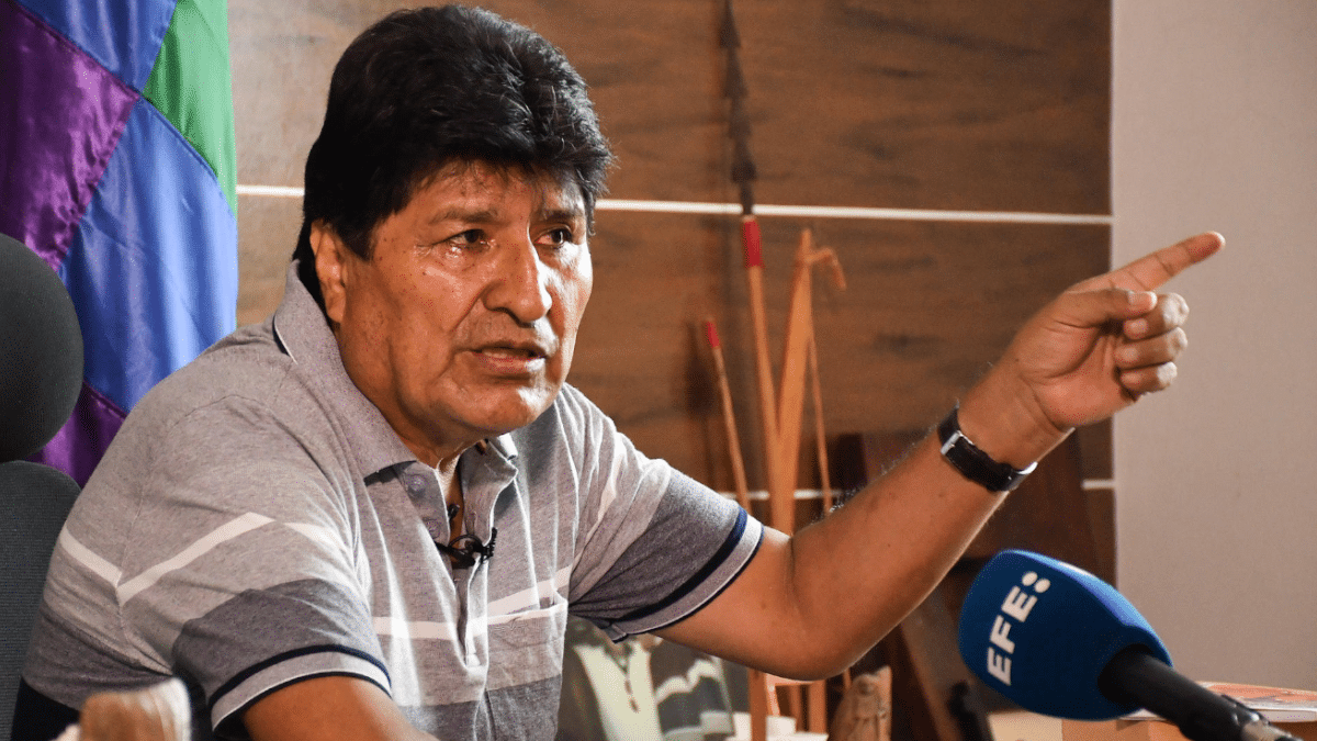 AME1109. LAUCA EÑE (BOLIVIA), 24/10/2025.- El expresidente Evo Morales (2006-2019) habla durante una entrevista con EFE este jueves, en Lauca Eñe (Bolivia). Morales afirmó que Estados Unidos "no ayuda", sino que condiciona a Bolivia, por lo que, a su juicio, esto debería ser considerado por el presidente electo, el centrista Rodrigo Paz, quien ha propuesto restablecer las relaciones a nivel de embajadores con la potencia norteamericana. EFE/ Jorge Ábrego