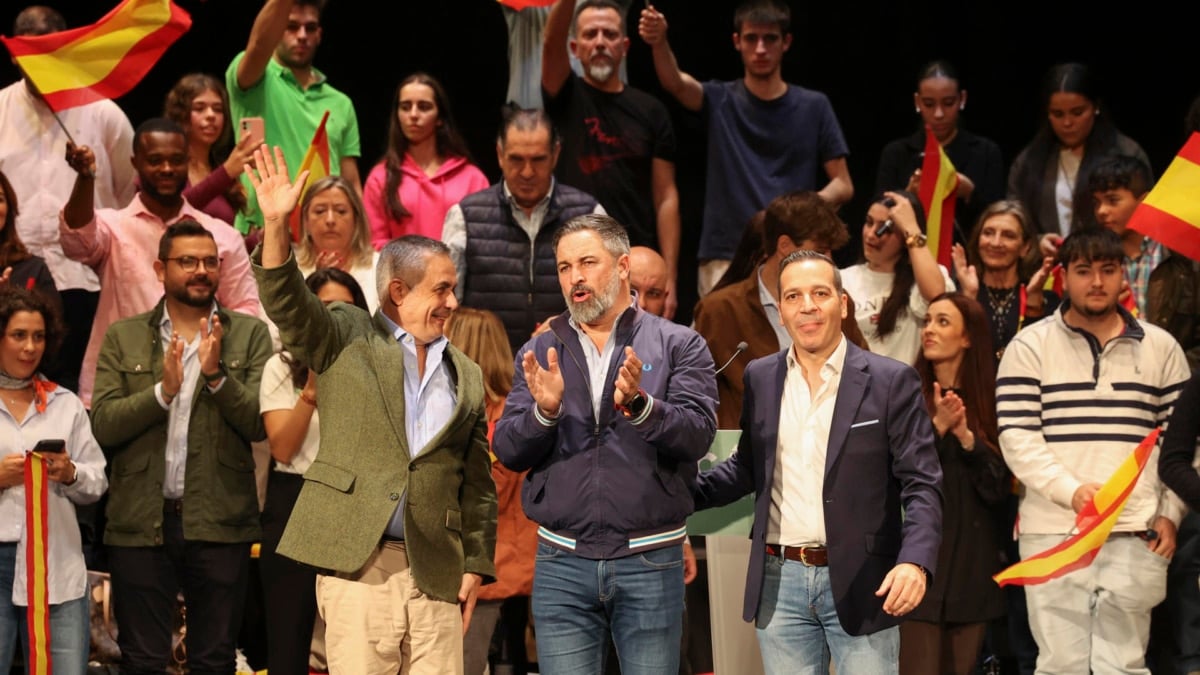 El presidente de Vox, Santiago Abascal, junto al senador Ángel Pelayo (i) y el diputado extremeño Óscar Fernández, en un mitin este lunes en Cáceres