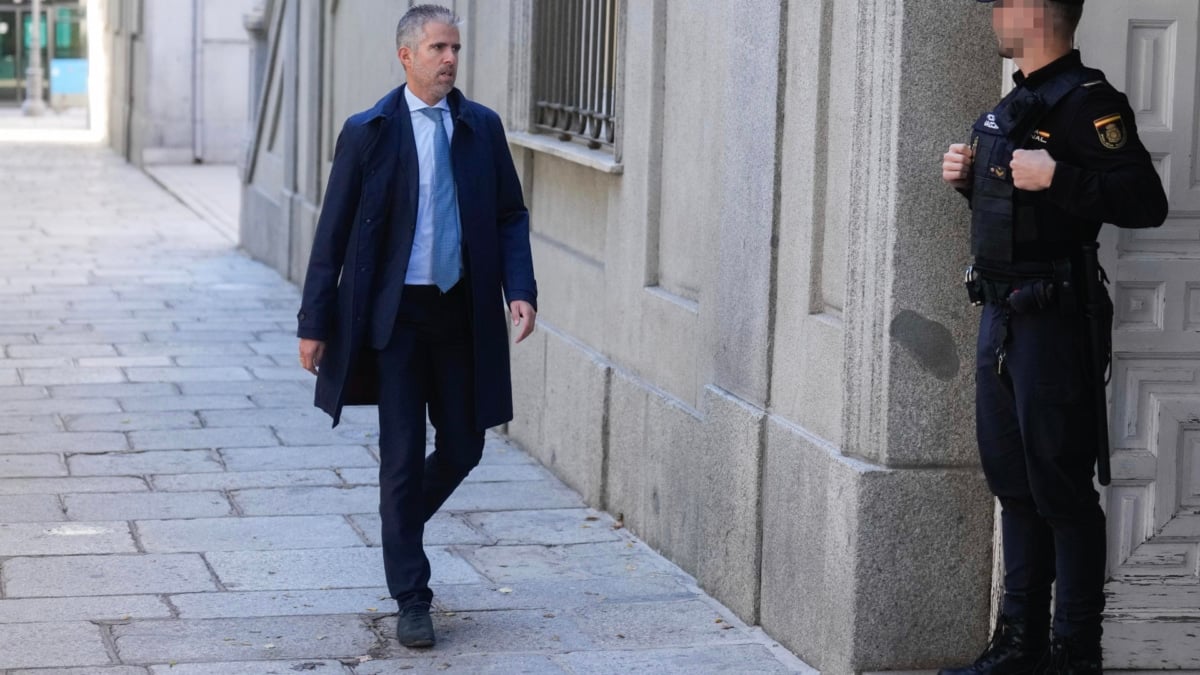 El fiscal Julián Salto, a su llegada al Tribunal Supremo este lunes para la primera jornada del juicio que se sigue contra el fiscal general del Estado, Álvaro García Ortiz.