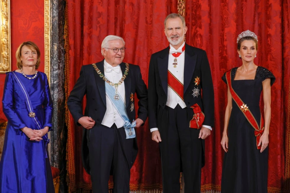 El rey Felipe VI y la reina Letizia, acompañados por el presidente de Alemania, Frank-Walter Steinmeier, y su esposa, Elke Büdenbender, a su llegada a la recepción previa a la cena de gala ofrecida al presidente alemán este miércoles en el Palacio Real de Madrid.