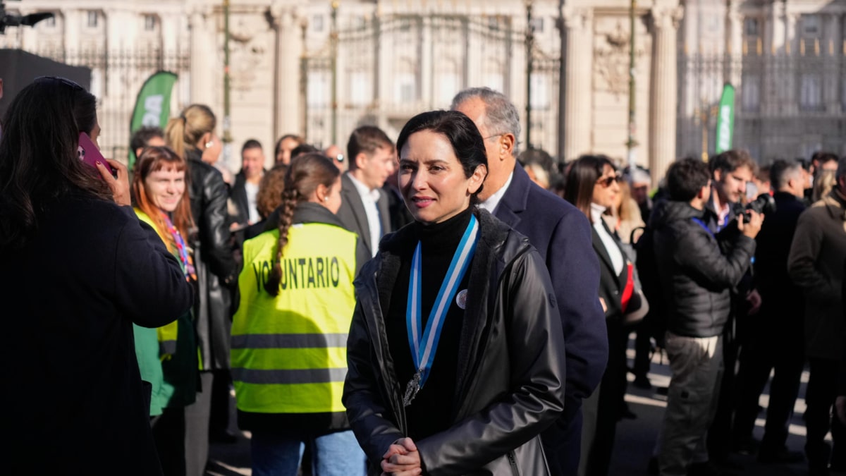 Ayuso abandona en ambulancia la misa de la Almudena tras una bajada de tensión por una gastroenteritis