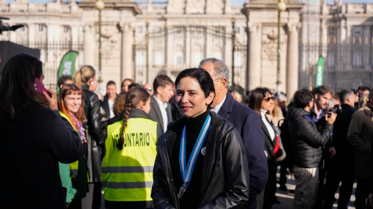 Ayuso abandona en ambulancia la misa de la Almudena tras una bajada de tensión por una gastroenteritis