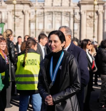 Ayuso abandona en ambulancia la misa de la Almudena por una leve [...]