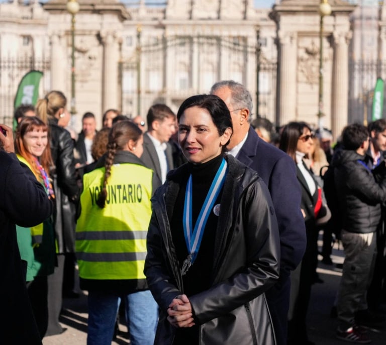 Ayuso abandona en ambulancia la misa de la Almudena tras una bajada de tensión por una gastroenteritis