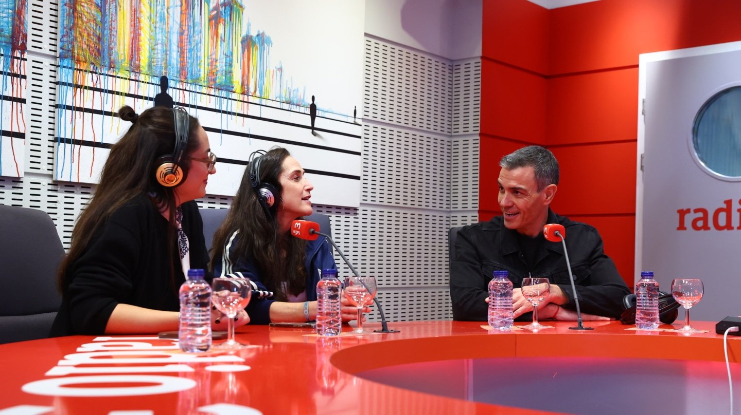 El presidente del Gobierno, Pedro Sánchez, con las presentadoras de Radio 3 Leyre Guerrero ('Nanana') y Virginia Díaz ('180 grados').