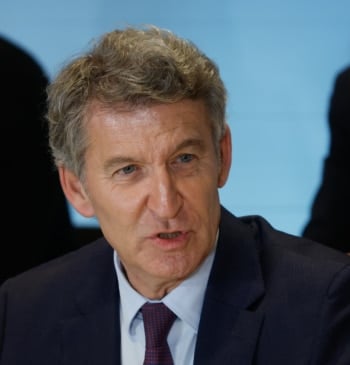 Génova quiere mantenerse al margen de la negociación para suceder a Mazón [...]