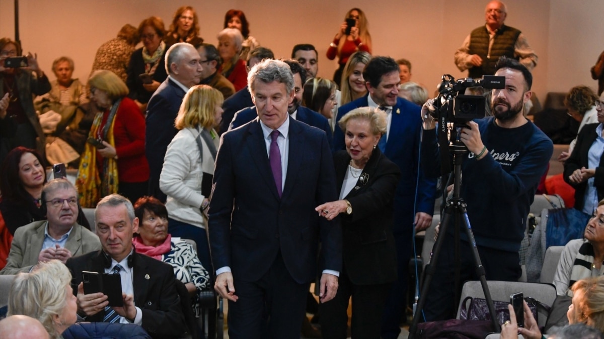 El presidente del PP, Alberto Núñez Feijóo, y la vicepresidenta de la Unión Europea de Mayores (ESU), Carmen Quintanilla, este viernes en Ciudad Real.
