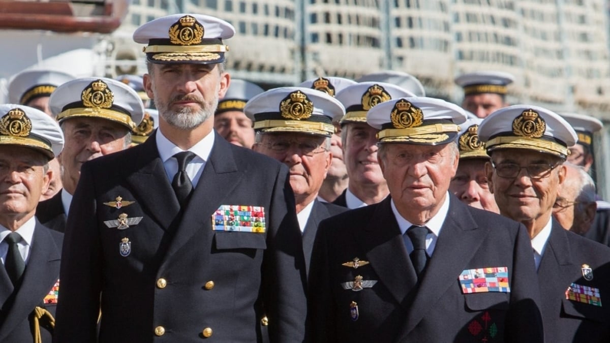 El rey Felipe y el rey Juan Carlos, en el Juan Sebastián Elcano en 2018.