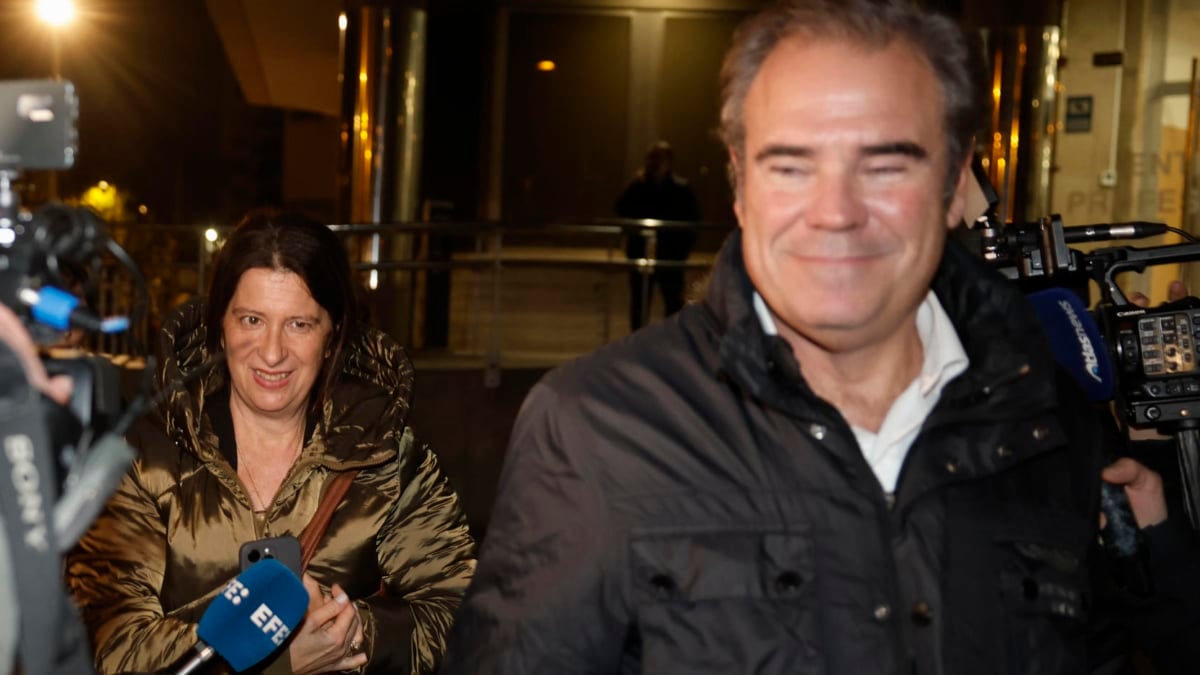 Leire Díez y Javier Pérez Dolset salen de los Juzgados de Plaza de Castilla.