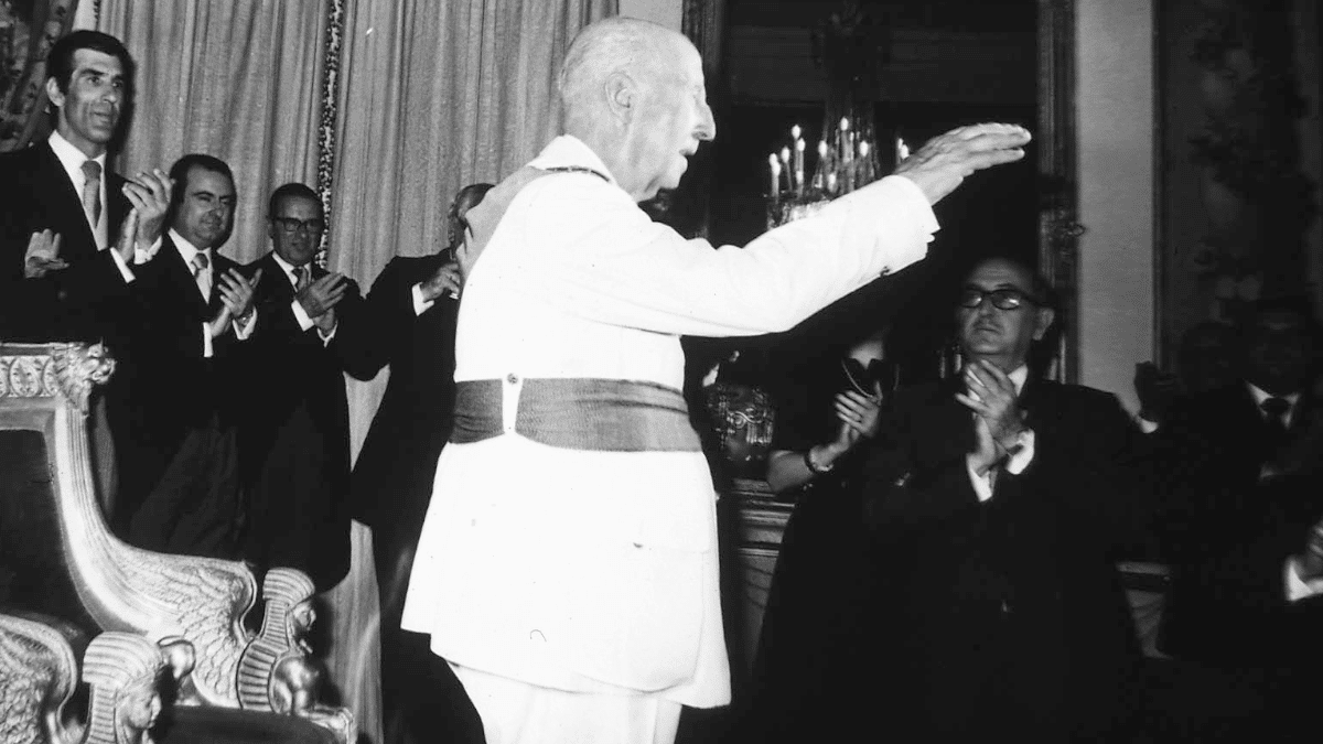 Franco saluda en su último 18 de julio en El Pardo.