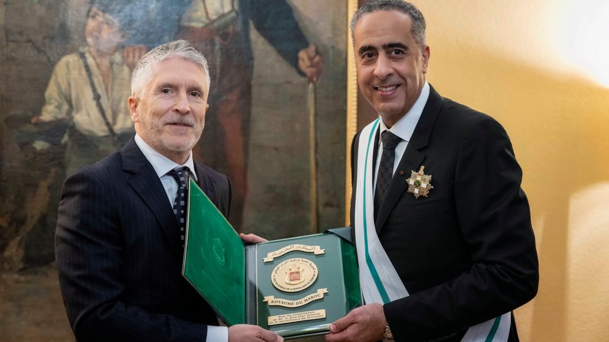 Las asociaciones de la Guardia Civil se levantan contra Marlaska por su medalla al jefe del espionaje de Marruecos: “Es injustificable”