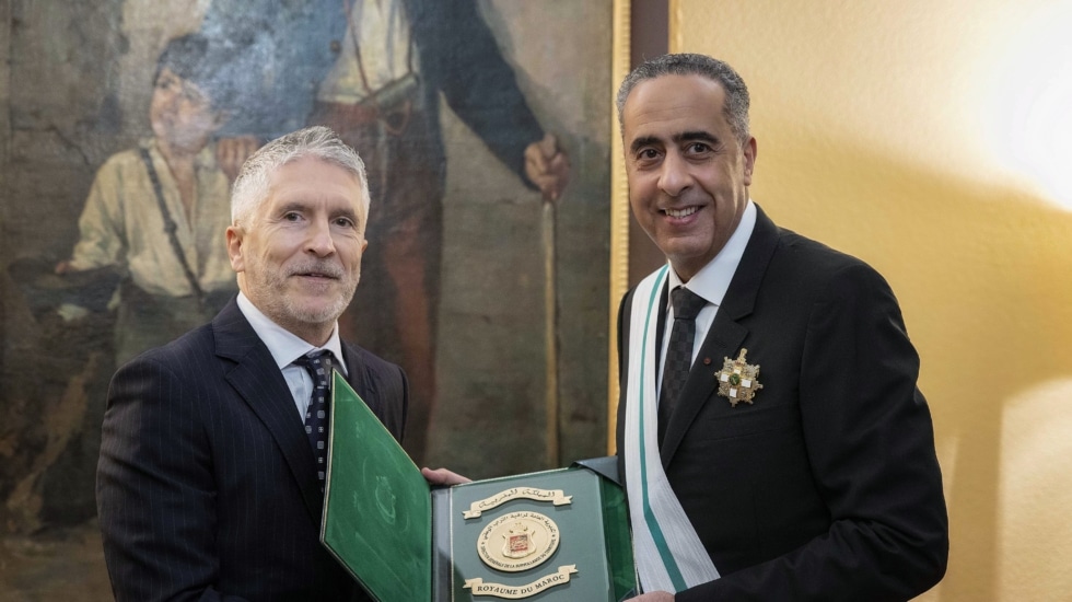 Marlaska, espiado por Pegasus, galardona en Madrid al jefe de los servicios secretos de Marruecos