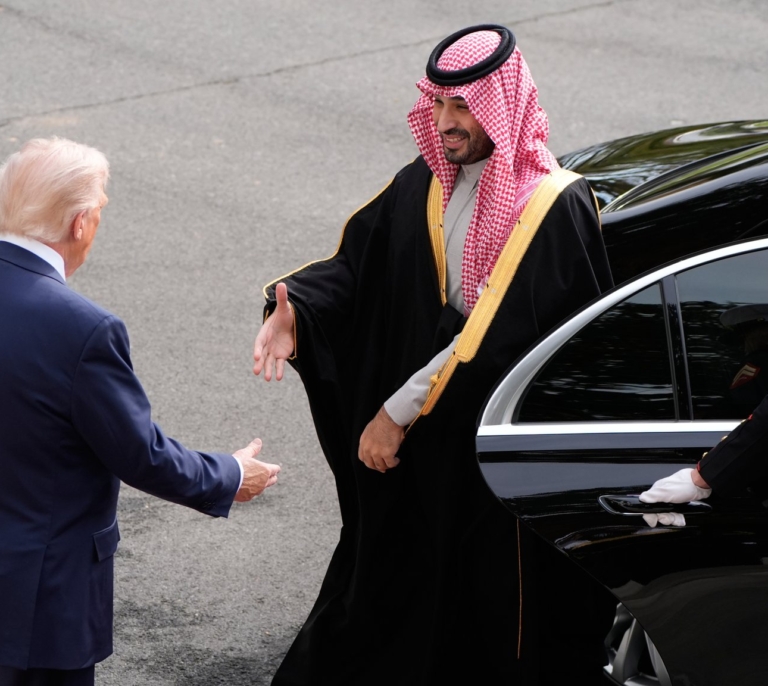 Trump recibe con honores al príncipe heredero saudí en plenas negociaciones para venderle los F-35 a cambio de reconocer a Israel