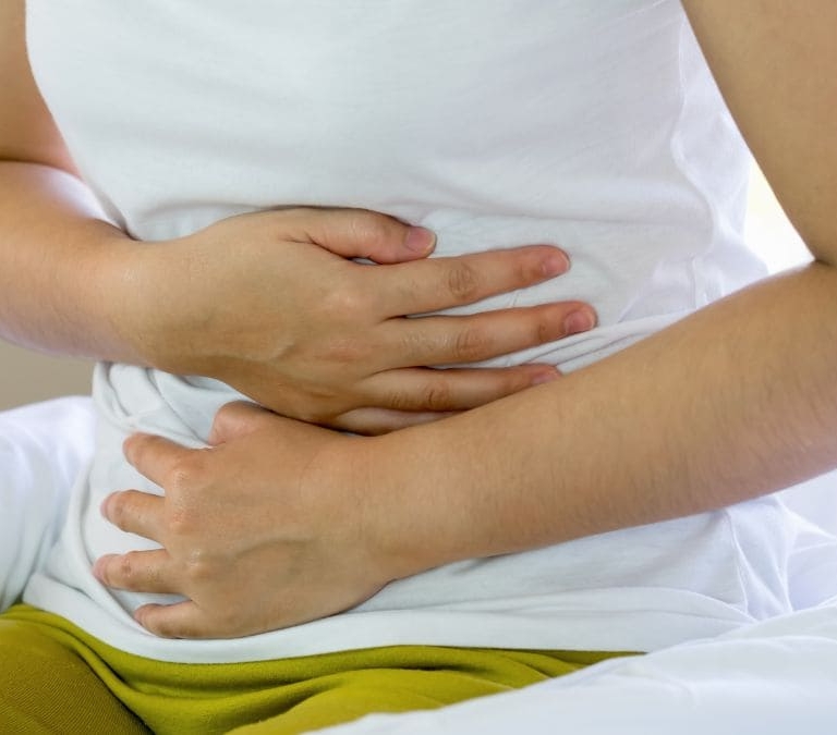 Lo que nunca debes hacer al comer para evitar la hinchazón abdominal y los gases