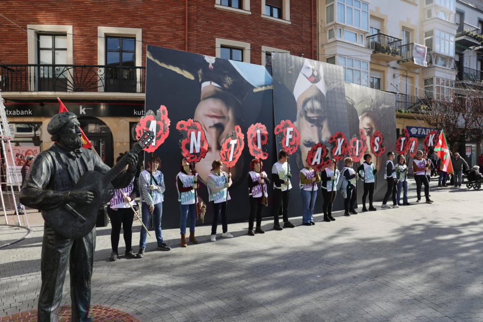 Concentración convocada por EH Bildu para protestar por la visita de Felipe VI a Gernika.