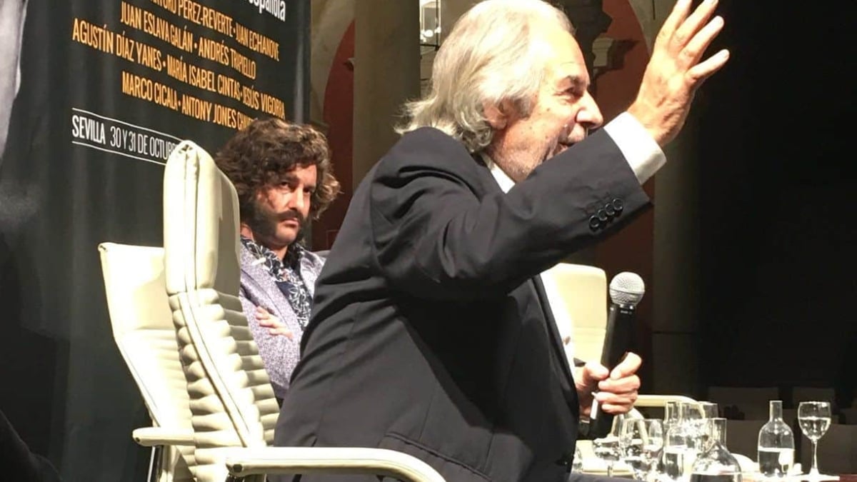 Rafael de Paula habla en Sevilla en 2017 bajo la mirada de Morante de la Puebla.