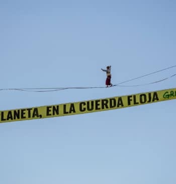 Una activista de Greenpeace camina sobre una cuerda a 30 metros en [...]
