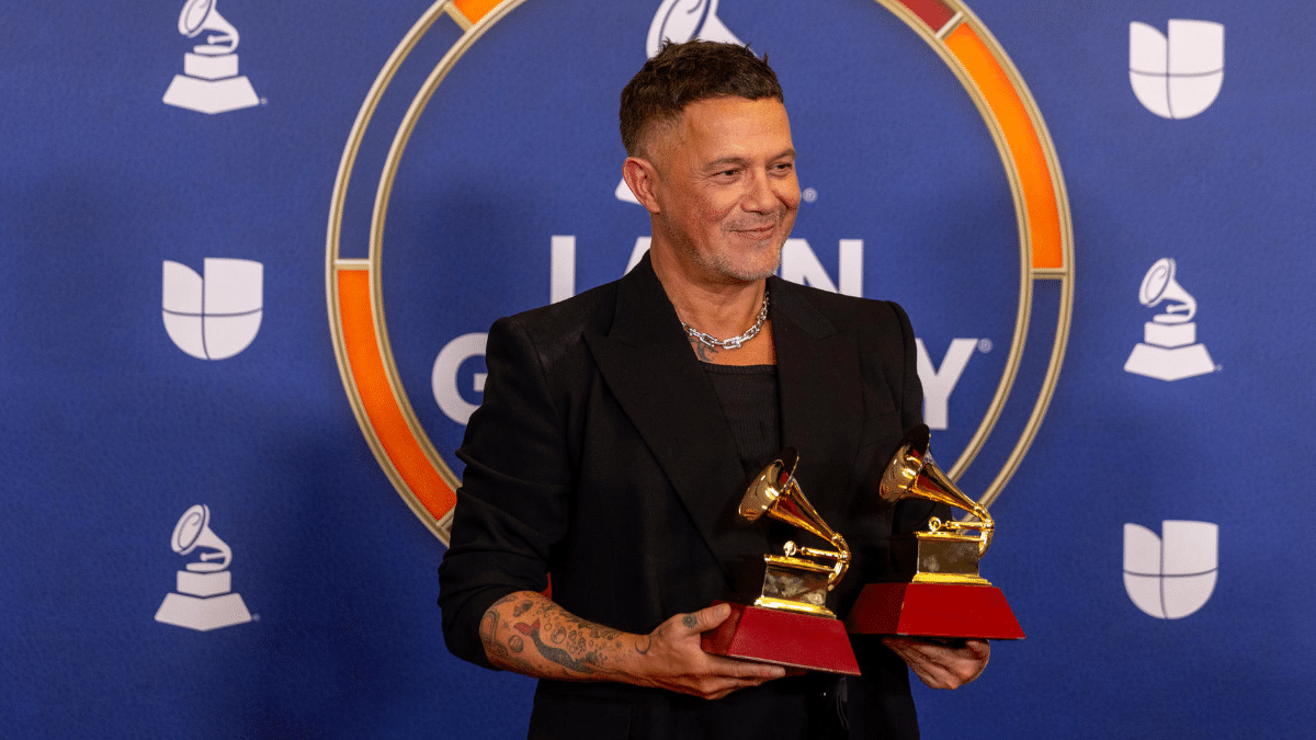 Alejandro Sanz posa con sus dos Grammy tras la gala de los premios en Las Vegas.