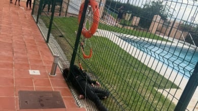 El tremendo accidente de un kitesurfista en Tarifa: desde la orilla a una urbanización del paseo