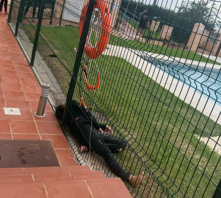 El tremendo accidente de un kitesurfista en Tarifa: desde la orilla a una urbanización del paseo