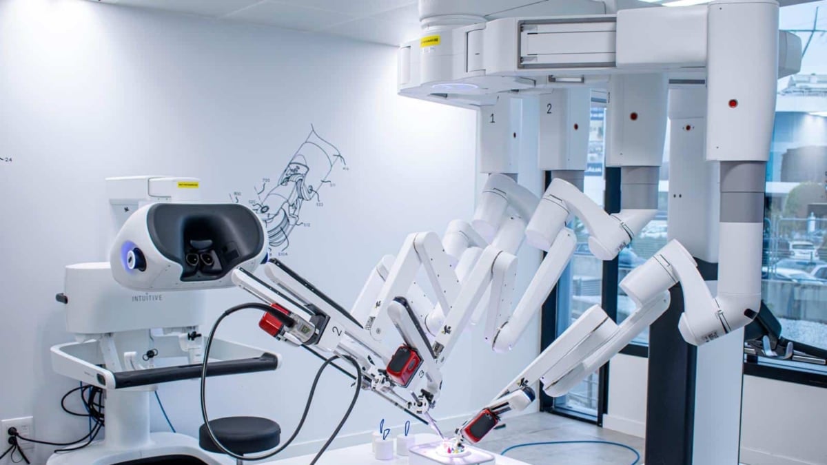 Quirónsalud incorpora en Madrid los primeros tres robots Da Vinci de última generación de España