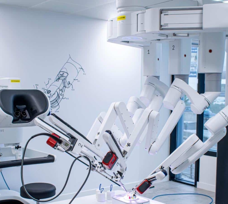 Quirónsalud incorpora en Madrid los primeros tres robots Da Vinci de última generación de España