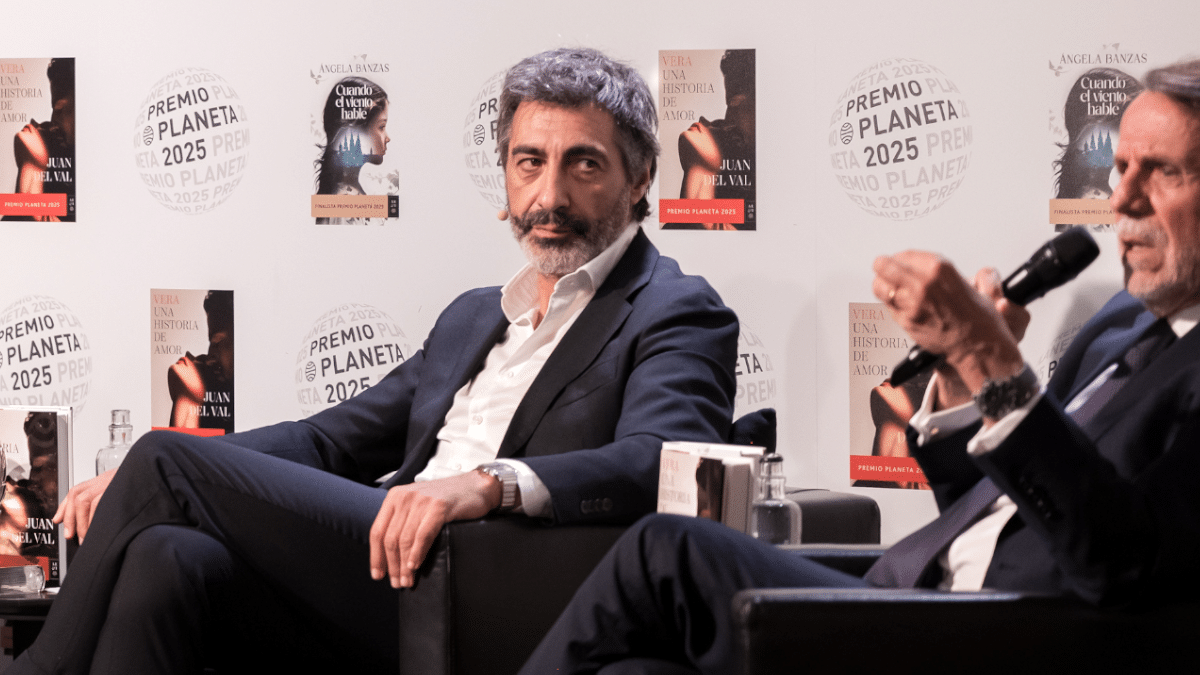 Juan del Val escucha a José Crehueras el pasado martes en la presentación del Planeta 2025.