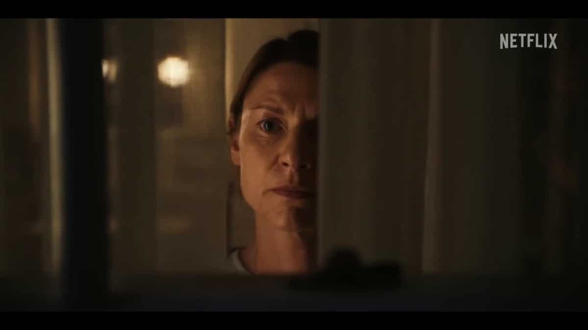 Escena de 'La Bestia en mí' donde Aggie (Claire Danes) está asomada a la ventana