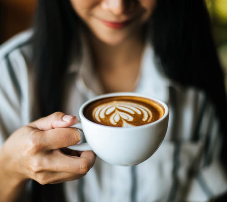Estos son los alimentos que debes evitar cuando tomes café