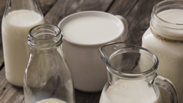La OCU señala cuáles son los beneficios reales de la leche con colágeno para los huesos