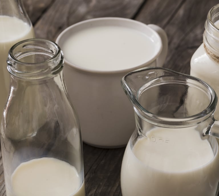 La OCU señala cuáles son los beneficios reales de la leche con colágeno para los huesos