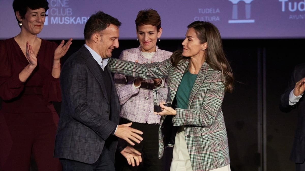 Alejandro Amenábar y la reina Letizia este martes durante el homenaje al director antes de la proyección de su película ‘Mar adentro’, en el Cine Moncayo de Tudela.
