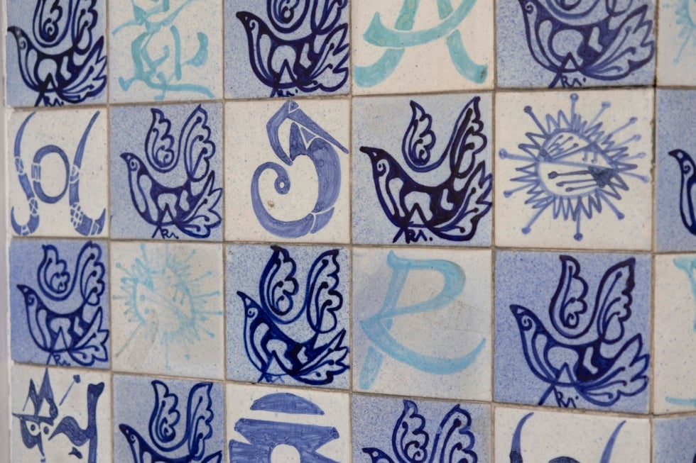 Detalle de la fachada de la librería Rafael Alberti de Madrid