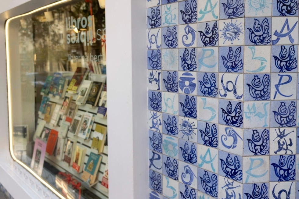 Detalle de la fachada de la librería Rafael Alberti de Madrid