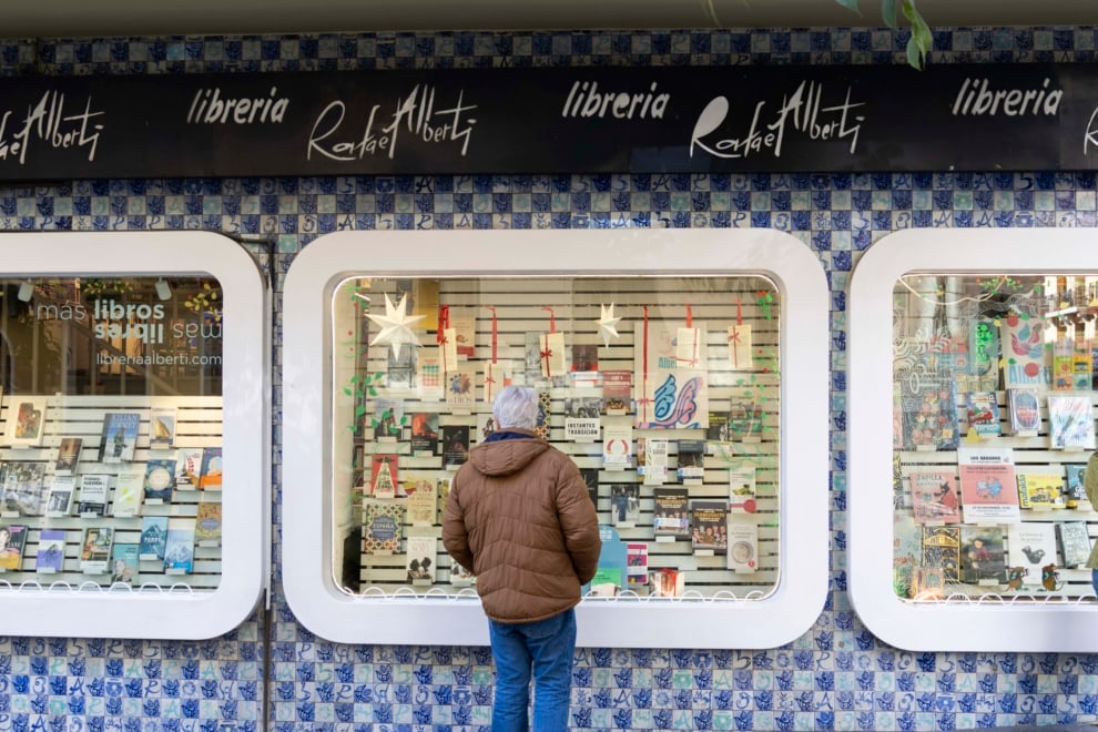 Detalle de la fachada de la librería Rafael Alberti de Madrid