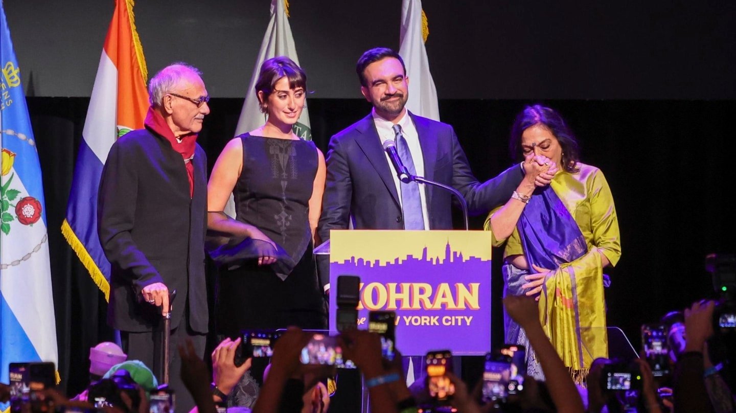 Zohran Mamdani (c) con su esposa Rama, y sus padres, Mira Nair y Mahmood Mamdani.