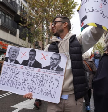 Miles de personas claman en Madrid contra el giro de Sánchez en [...]
