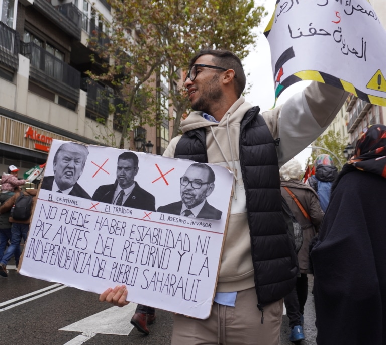 Miles de personas claman en Madrid contra el giro de Sánchez en el Sáhara: “Es un gobierno traidor”