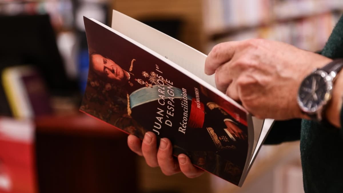 Un hombre hojea las memorias de Juan Carlos, publicadas este miércoles en Francia.