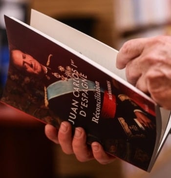 Un hombre hojea las memorias de Juan Carlos, publicadas este miércoles en Francia.