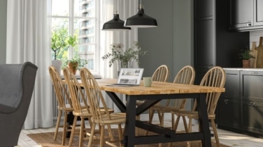 Madera de acacia, diseño clásico y espacio para todos: así es el conjunto SKOGSTA de IKEA para tu comedor